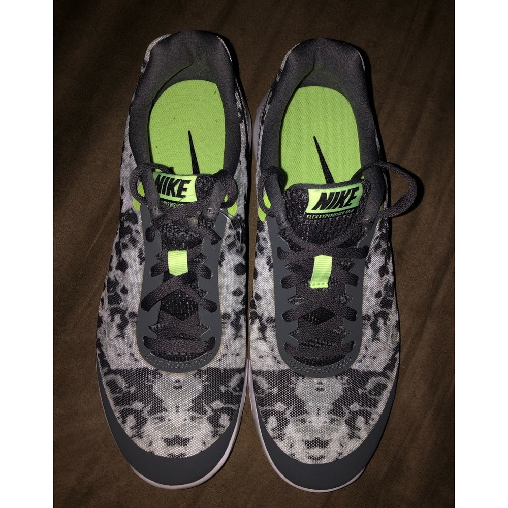 Tennis shoes - Picture 2 of 5